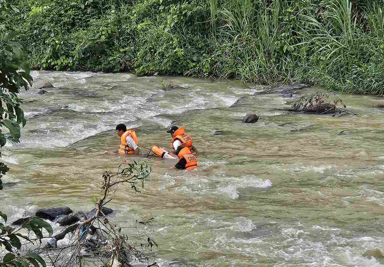 The victim's body was found by rescue forces on the Dai Lao stream. Photo: Phuc Khanh