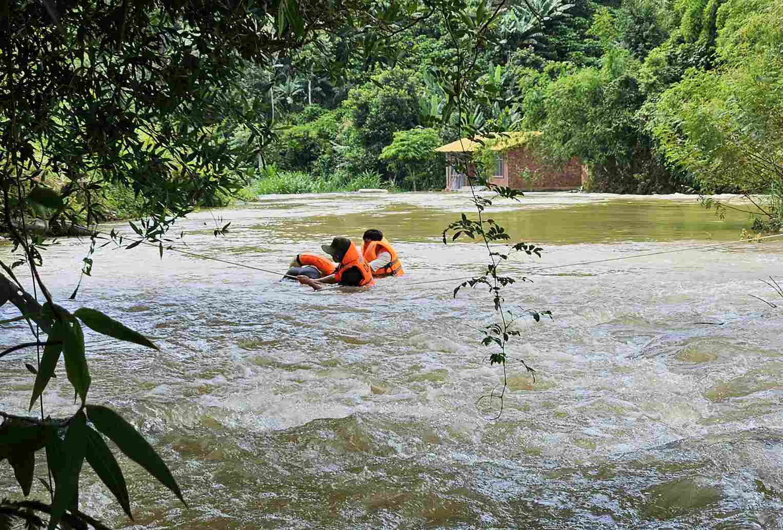 Thi thể nạn nhân được phát hiện cách khu vực cầu sắt khoảng 2 km. Ảnh: Phúc Khánh 