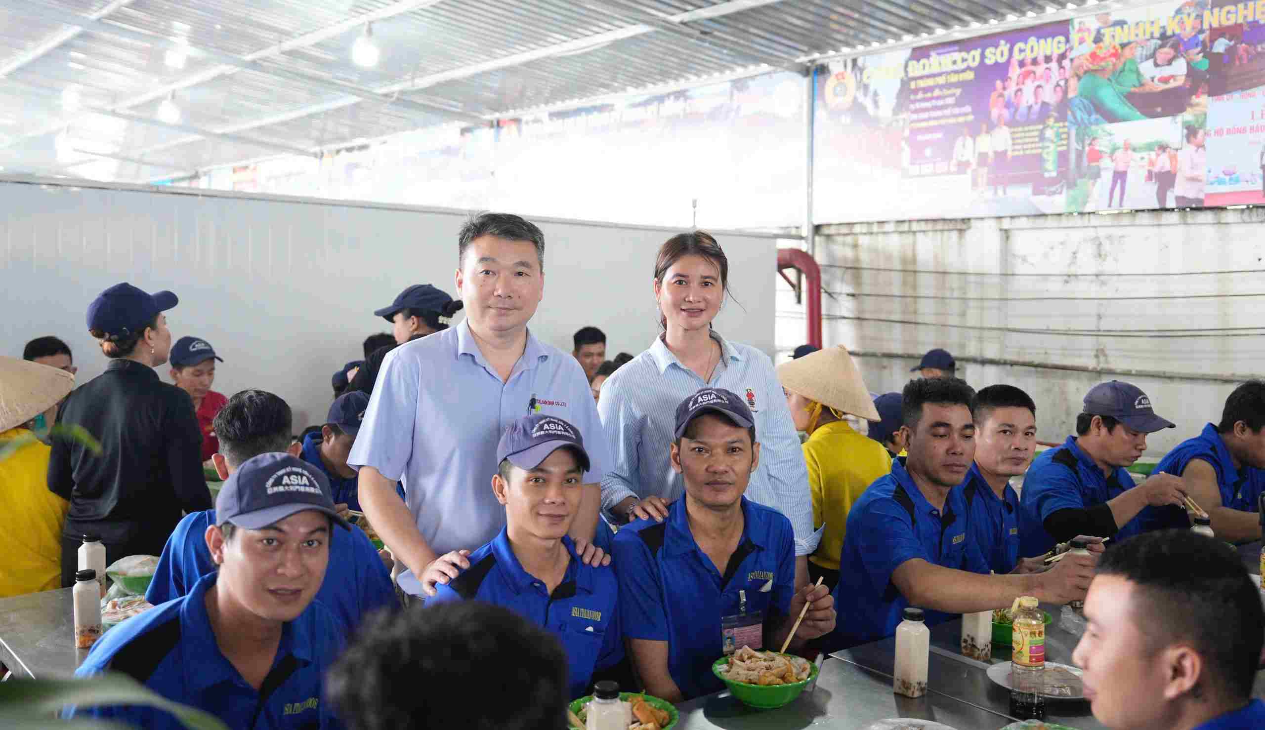 CĐCS tham gia vào quá trình đảm bảo chất lượng bữa ăn của người lao động.Ảnh: Đình Trọng