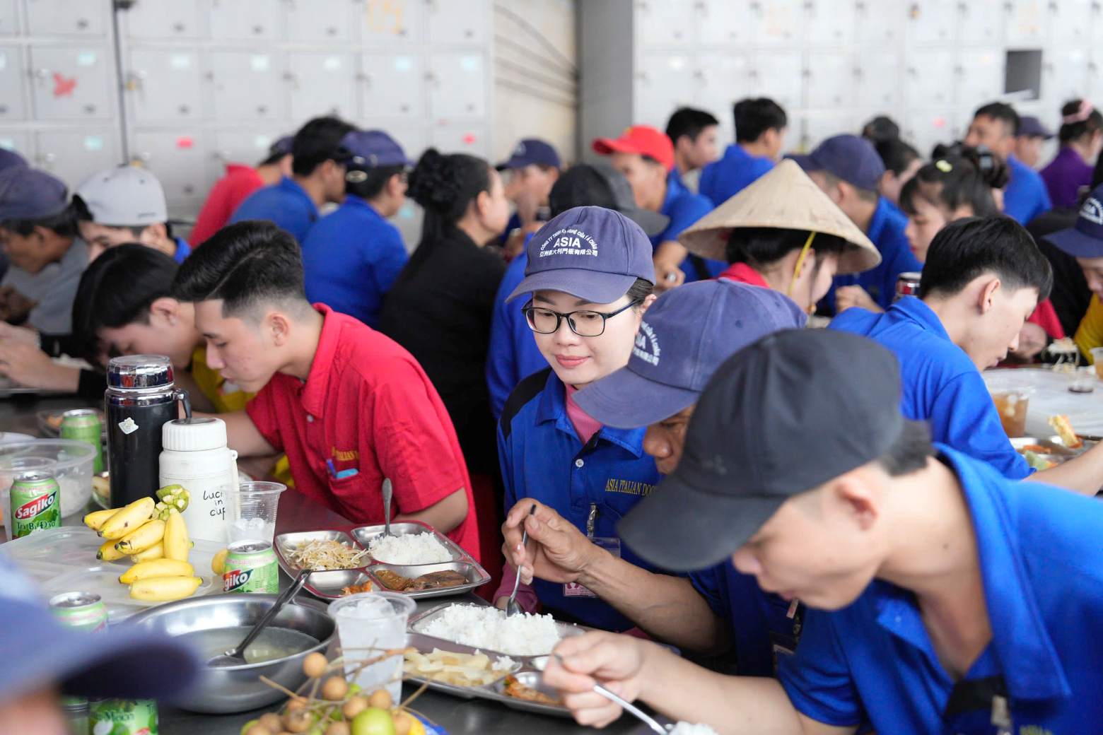 Bữa ăn ca của người lao động. Ảnh: Đình Trọng