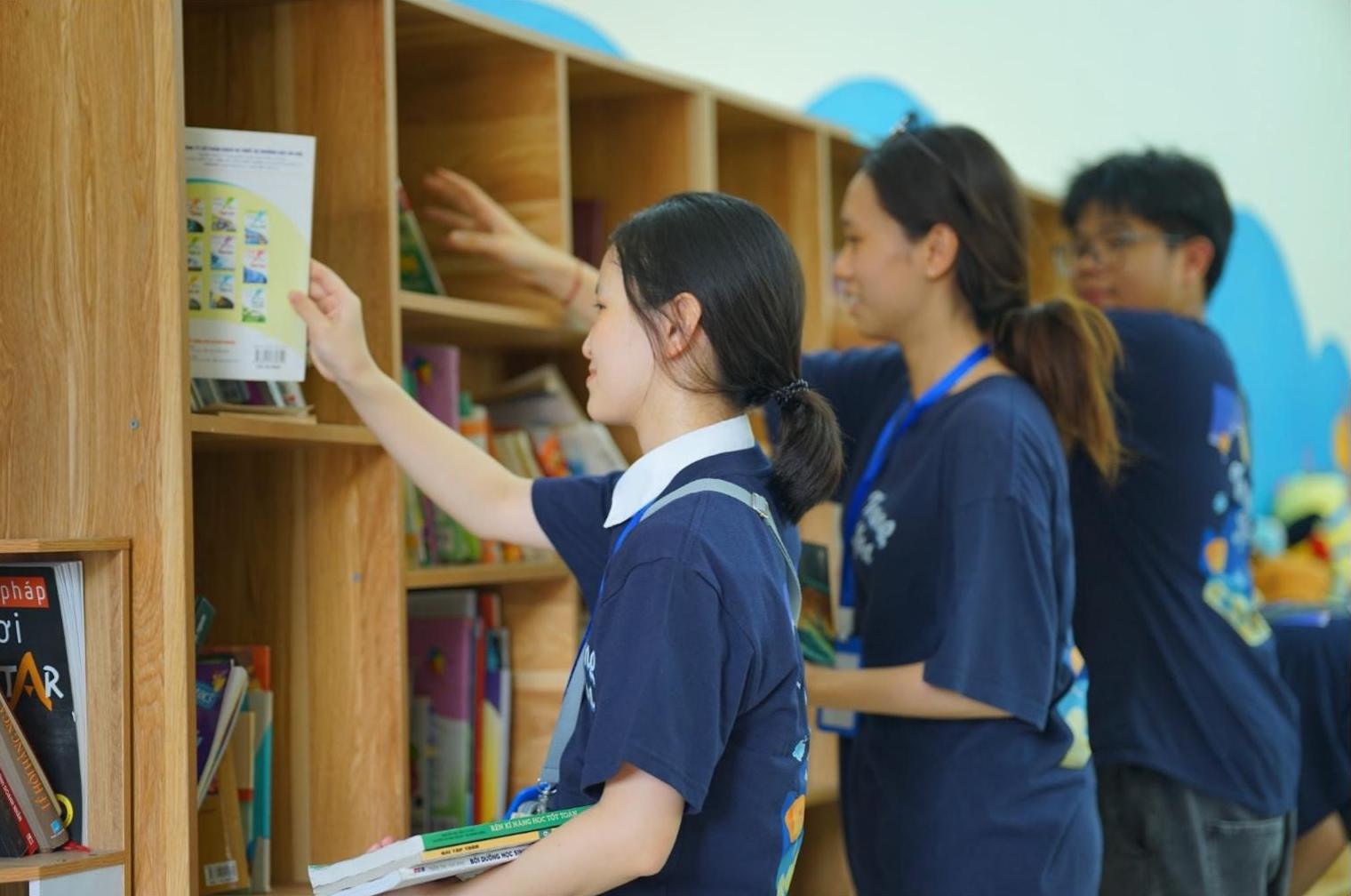 Students hand over more than 890 books to the shelter center: Photo: Trang Hoa