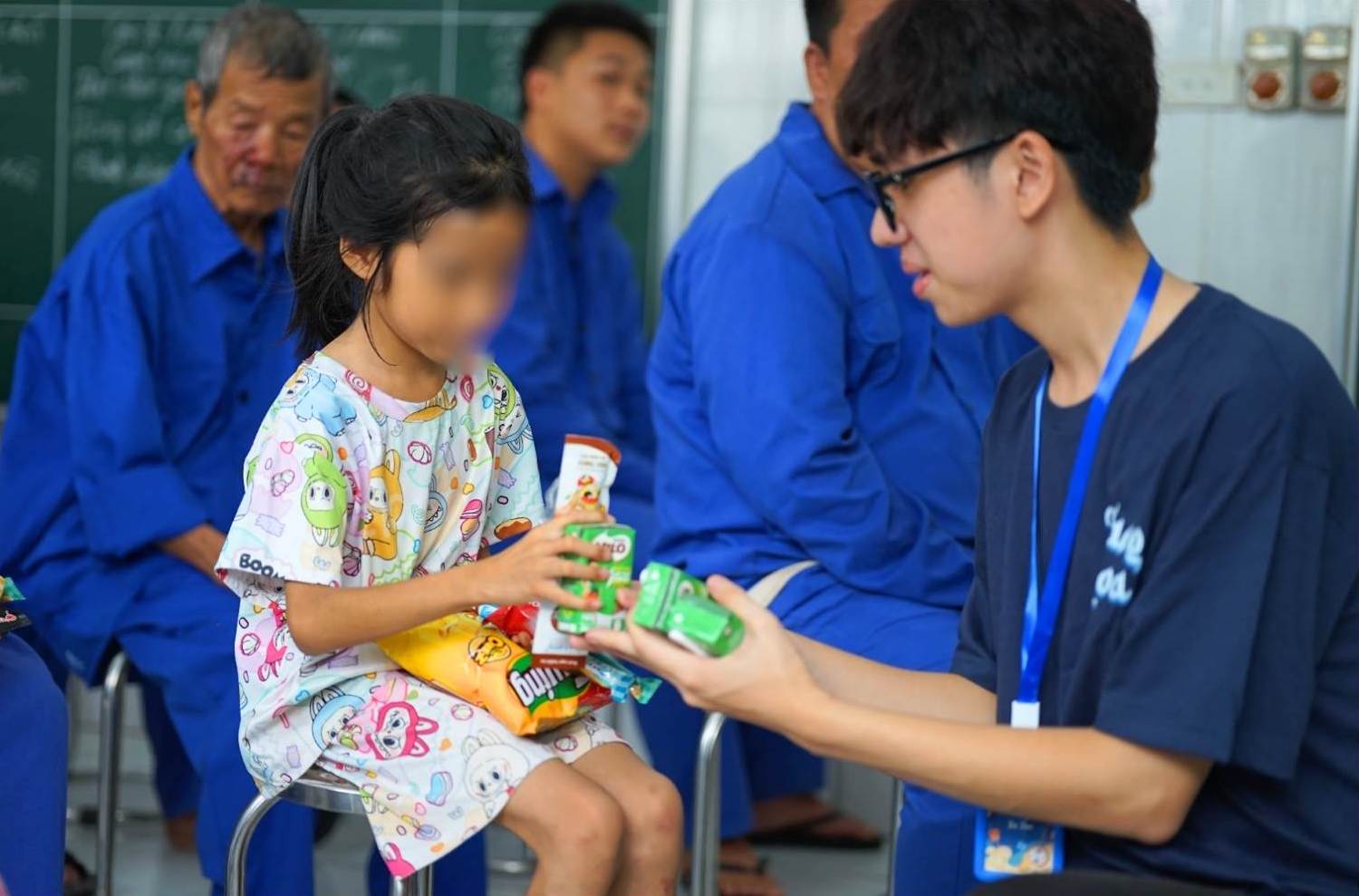 Những hoạt động tặng sách và trao quà cho trẻ em tại Trung tâm Công tác xã hội và Quỹ bảo trợ trẻ em cơ sở 2. Ảnh: Trang Hoa