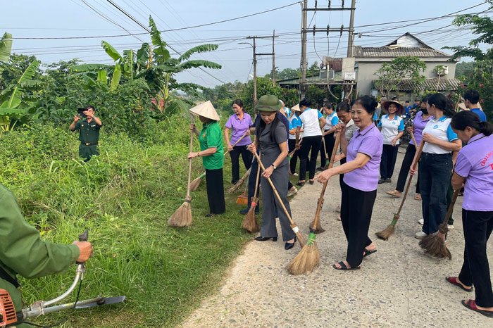 Người dân tham gia dọn vệ sinh môi trường. Ảnh: Mạnh Hùng