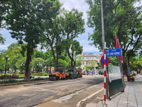 Hanoi accelerates the restoration of road surfaces on central streets. Photo: Minh Hanh
