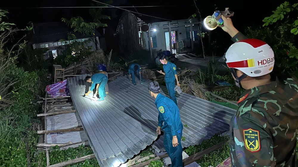 Forces support people whose houses collapsed to overcome the consequences. Photo: An Bien Commune Military Command