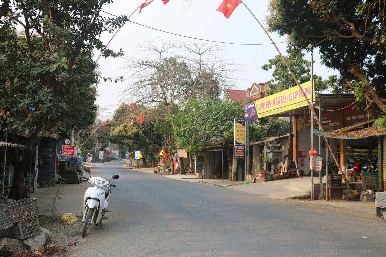 Dân cư sống tập trung 2 bên đường. Ảnh: Minh Nguyễn