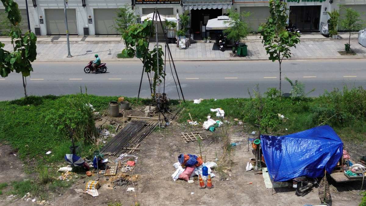 Ghi nhận công nhân triển khai khoan khảo sát địa chất dọc tuyến đường sắt Thủ Thiêm - Long Thành trên đường Song Hành. Ảnh: Tâm Tú