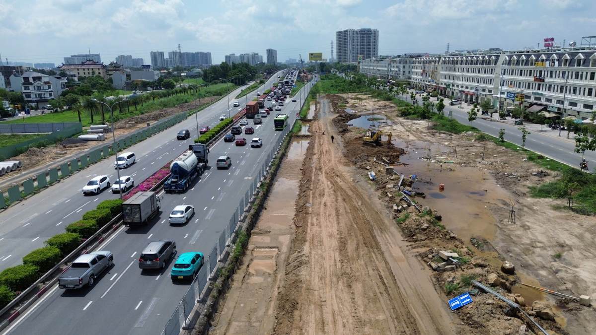 Hình ảnh dọc đường Song Hành, nơi dự kiến tuyến đường sắt Thủ Thiêm - Long Thành sẽ đi qua. Ảnh: Tâm Tú