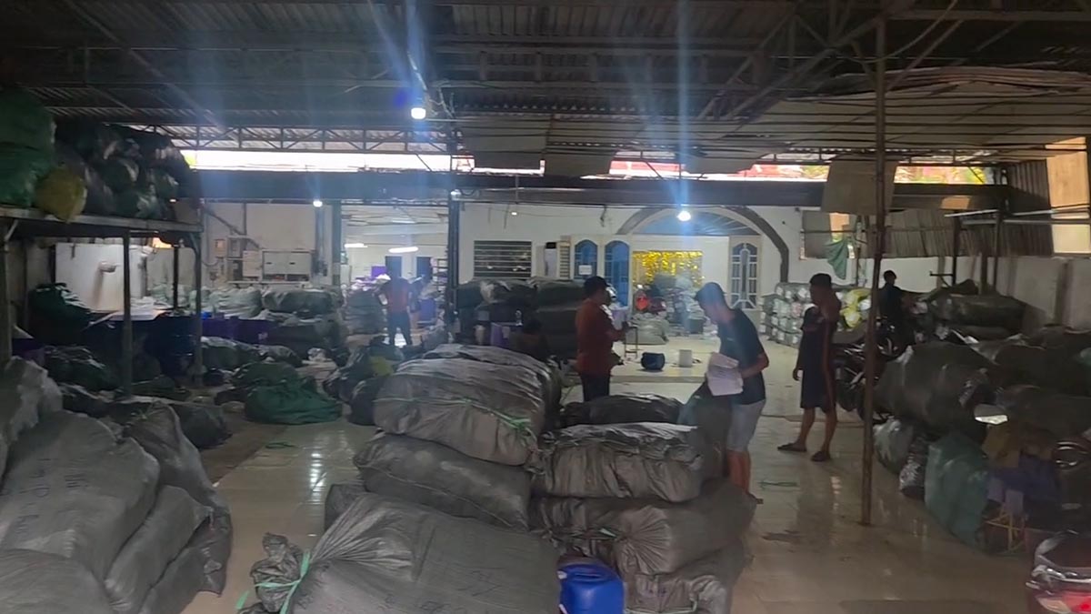 Ho Chi Minh City Police seized more than 23,000 pairs of fake sandals of major brands. Photo: Police provided