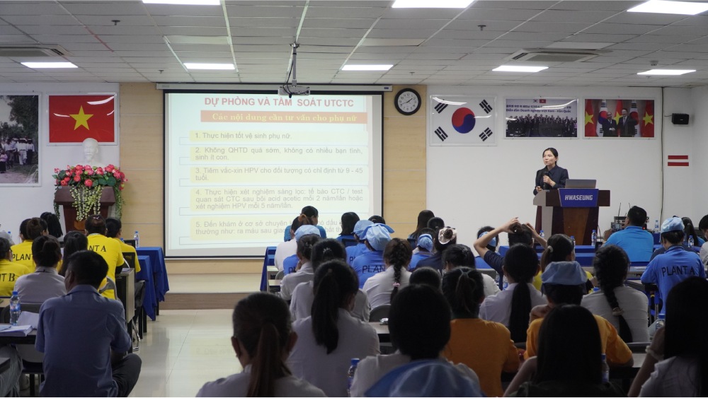 Chăm lo, tư vấn sức khỏe cho nữ công nhân Công ty TNHH Hwaseung Rạch Giá. Ảnh: Nguyên Anh