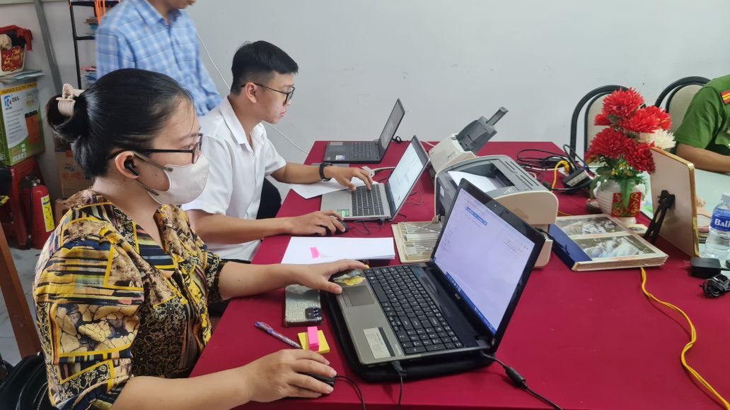 Cà Mau nhiều địa phương đến tận khóm, ấp giải quyết thủ tục hành chính cho người dân. Ảnh: Nhật Hồ.