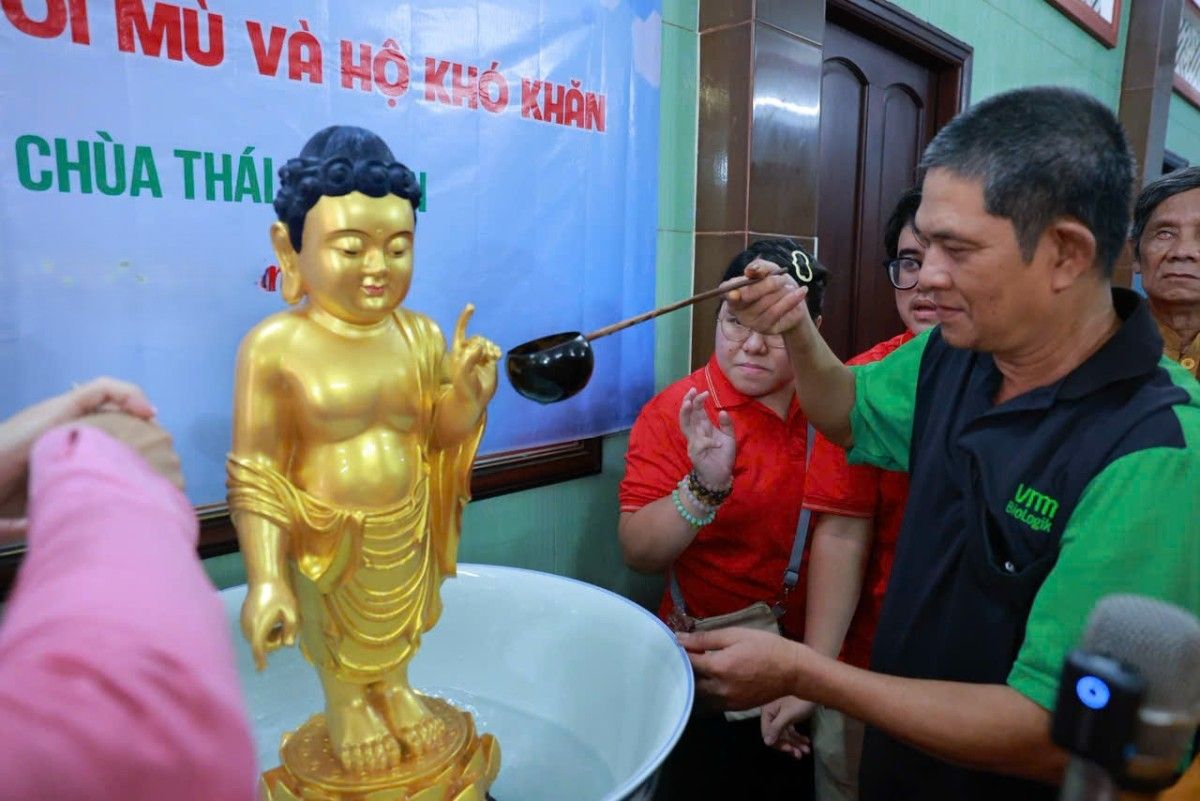 Lễ tắm phật. Ảnh: Thiên Phong