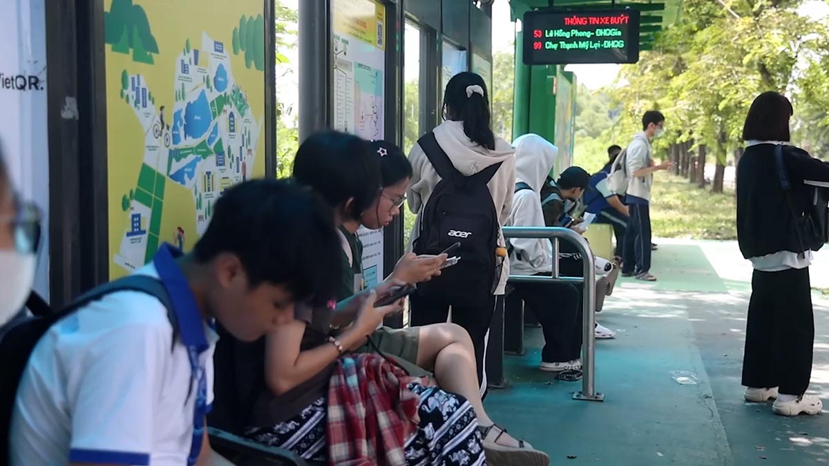 Students of Ho Chi Minh City National University join hands to build green traffic.