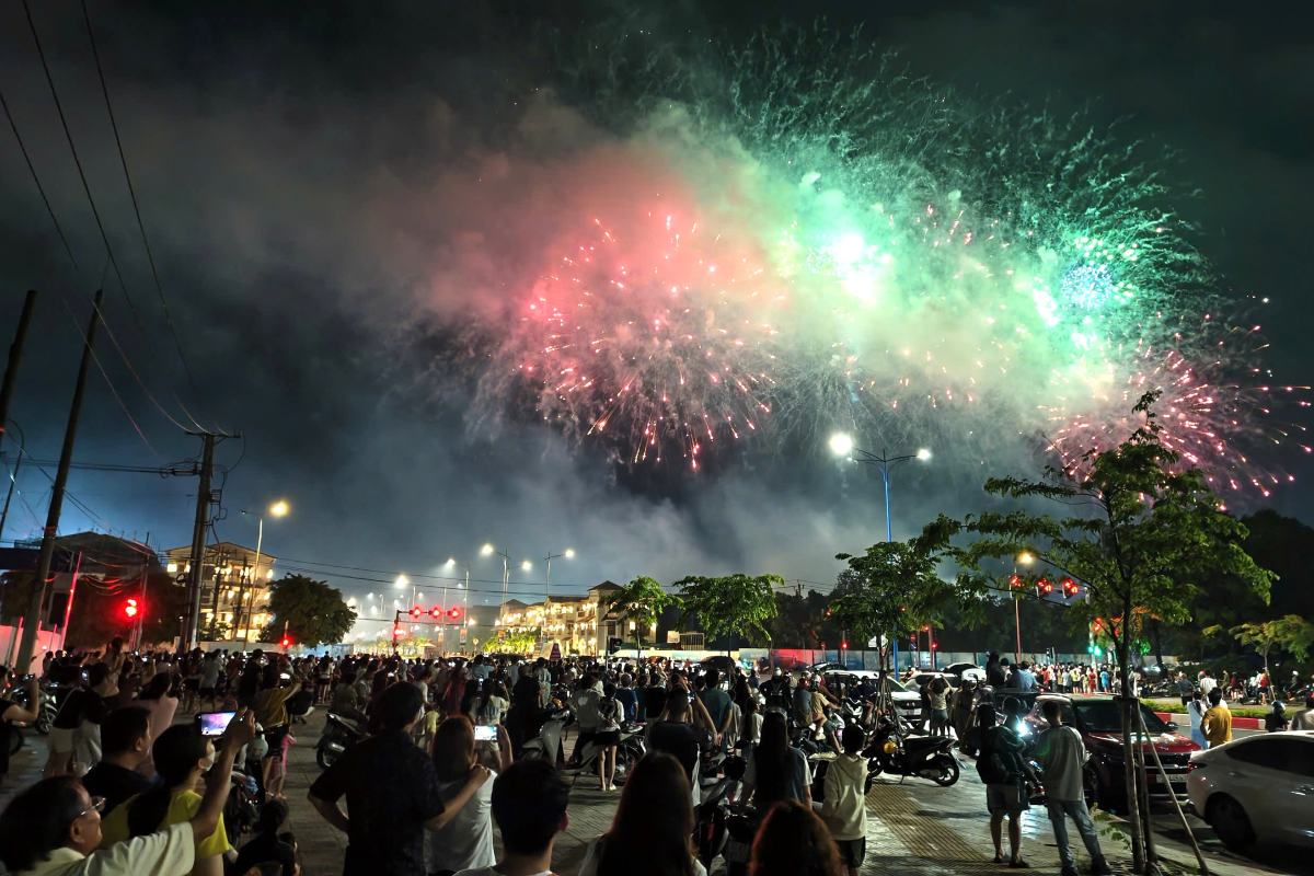 De nombreux habitants et touristes se rassemblent pour regarder les feux d'artifice à haute altitude à Hô Chi Minh-Ville. Photo: Nhật Tân