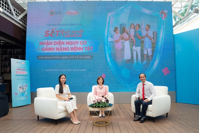 Experts directly advise on dengue fever epidemic in Ho Chi Minh City. Photo: DVCC