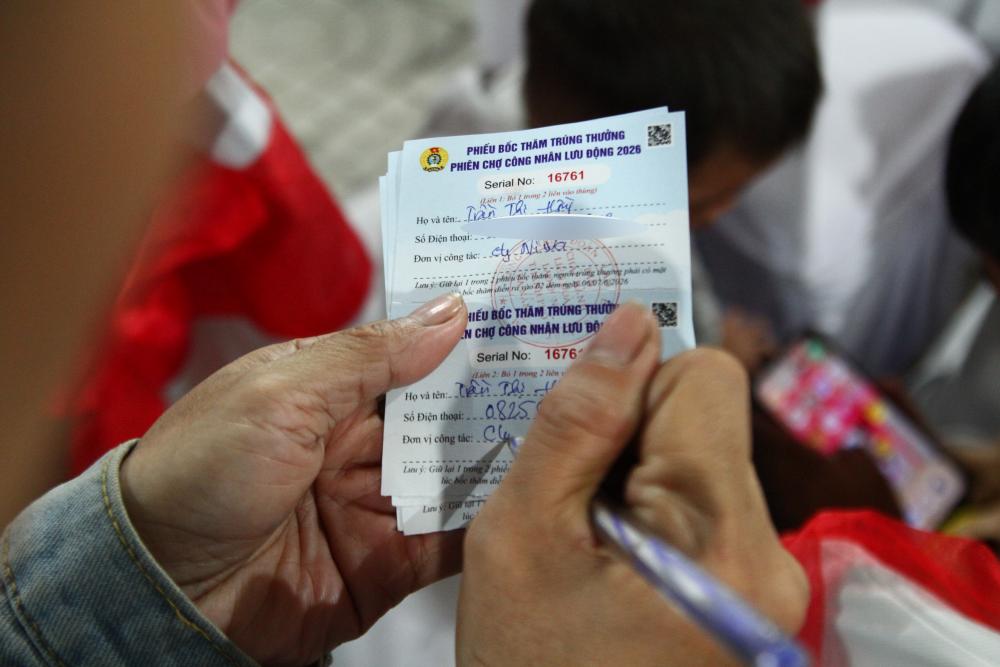 Đoàn viên, người lao động tham gia phần bốc thăm trúng thưởng tại chương trình. Ảnh: Thanh Huyền