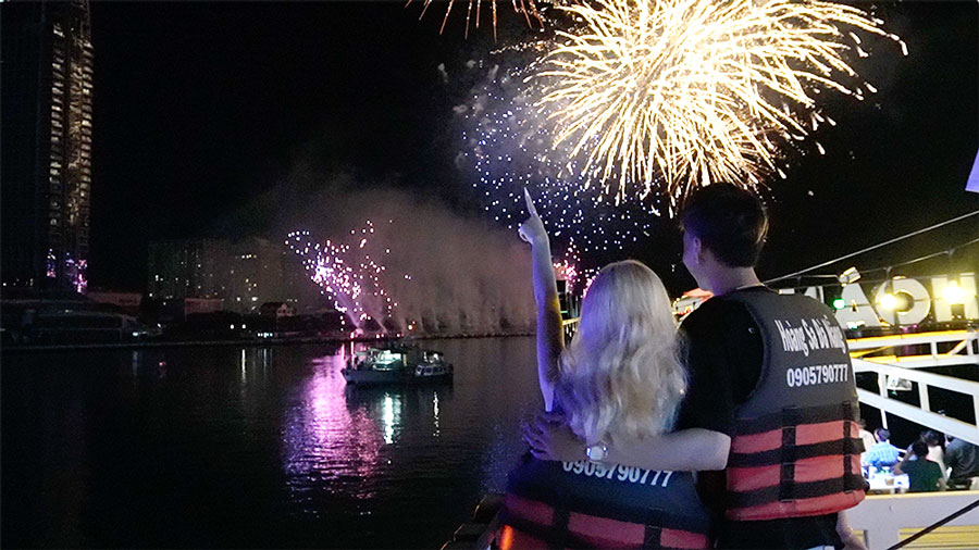 Domestic and international tourists come to yacht tours on the Han River to directly watch the fireworks competition between Vietnam and France teams. Photo: Tran Thi