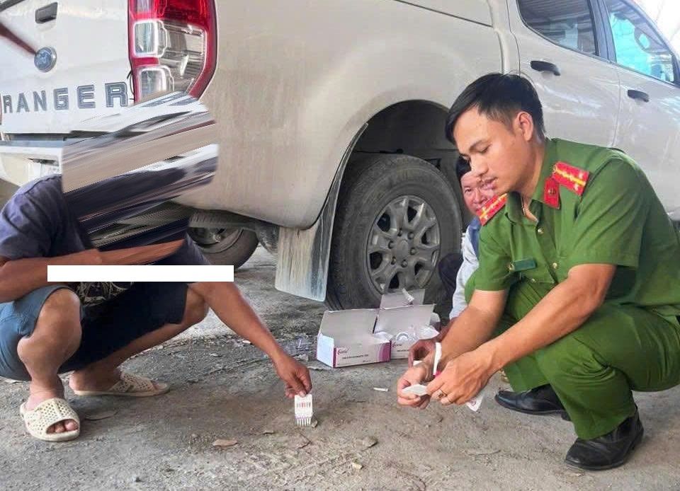 Ba Ngoi Ward Police, Khanh Hoa province organize widespread drug testing among workers working at enterprises. Photo: Khanh Hoa