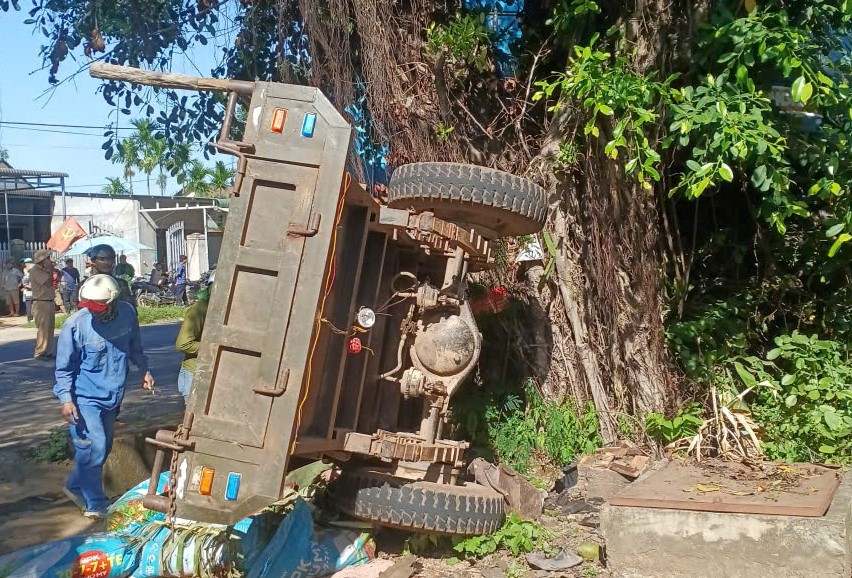 Escena del accidente particularmente grave entre un camión con remolque y un tractor agrícola. Foto: Phúc Khánh