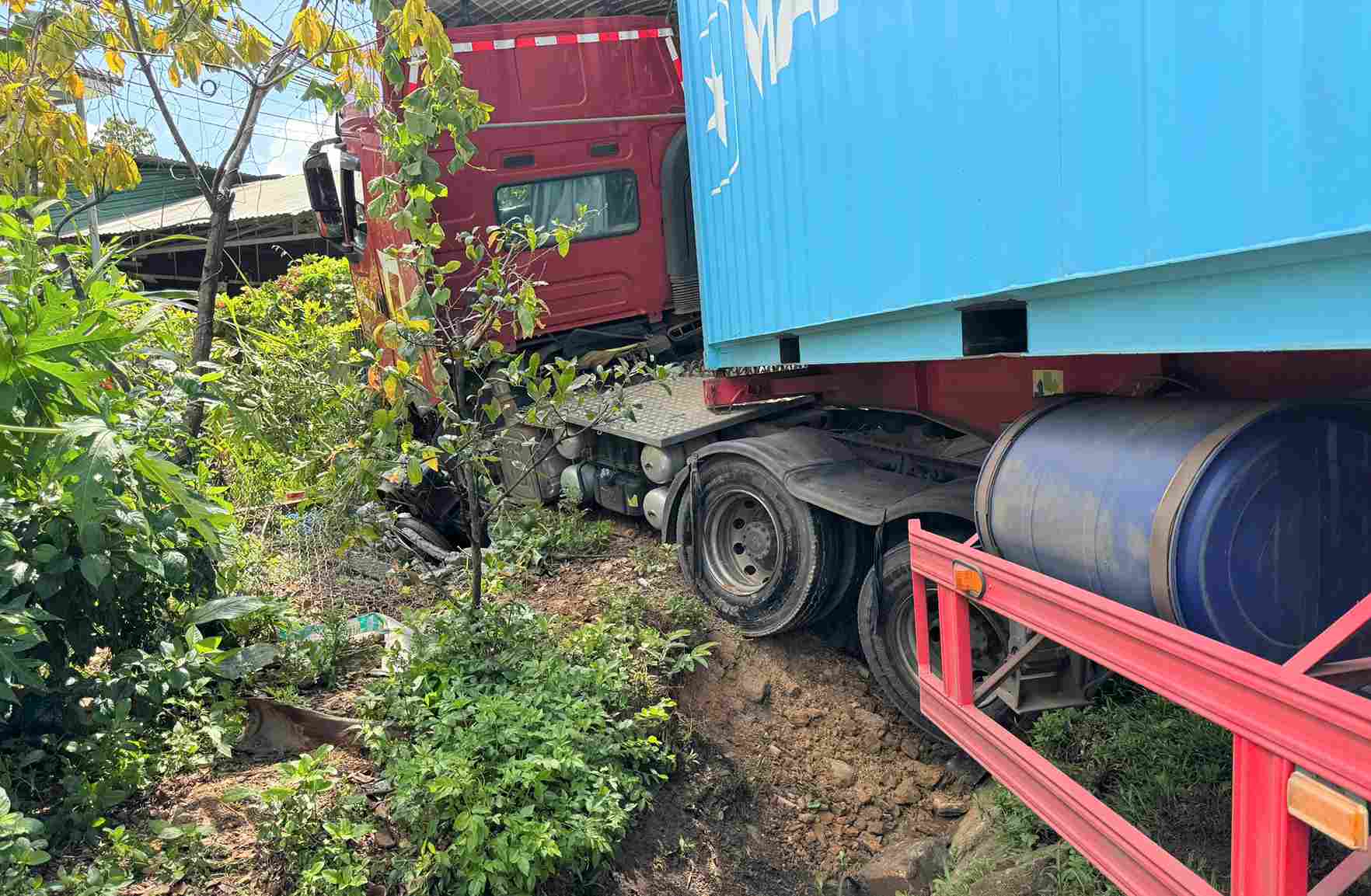 Hiện trường vụ va chạm giao thông giữa xe đầu kéo và xe công nông. Ảnh: Phúc Khánh 