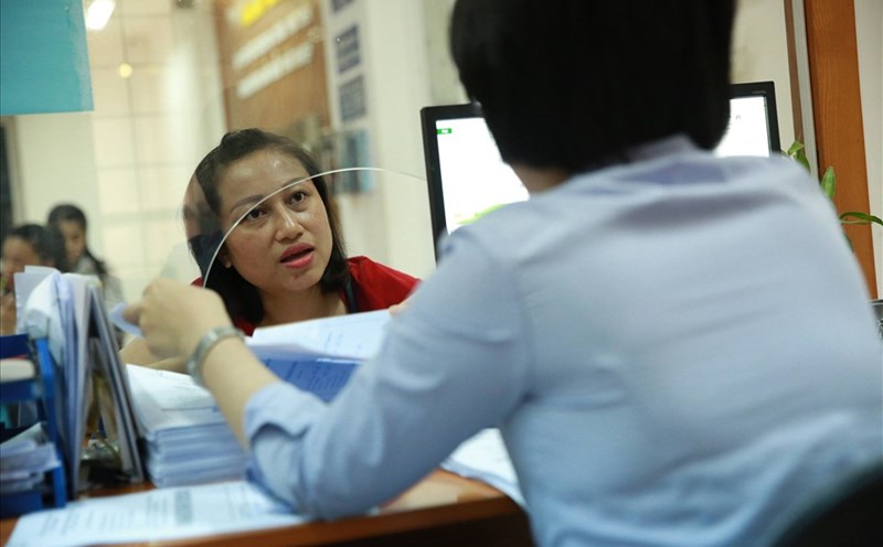 The draft Law on Occupational Safety and Health proposes to expand the subjects participating in occupational accident insurance to people who are retiring but have contracts. Photo: Hai Nguyen