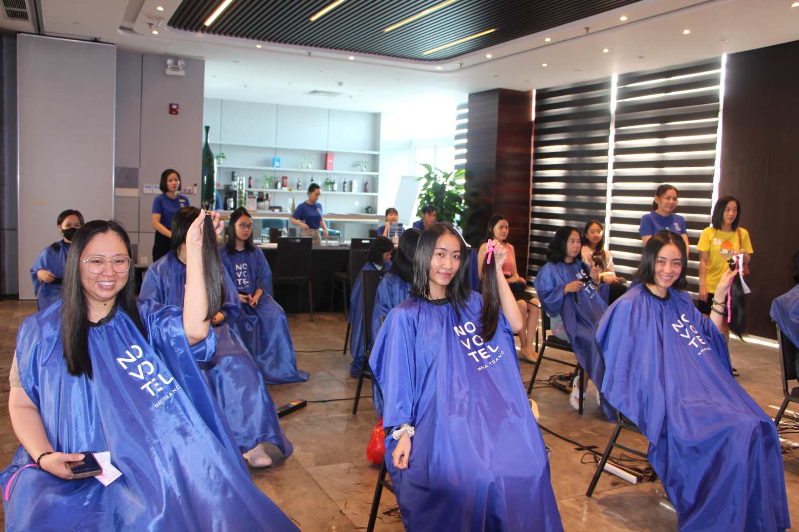 Des jeunes de Khánh Hòa participent au don de cheveux pour soutenir les patients atteints de cancer le matin du 7 juin à l'hôtel Novotel Nha Trang. Photo: Phương Linh