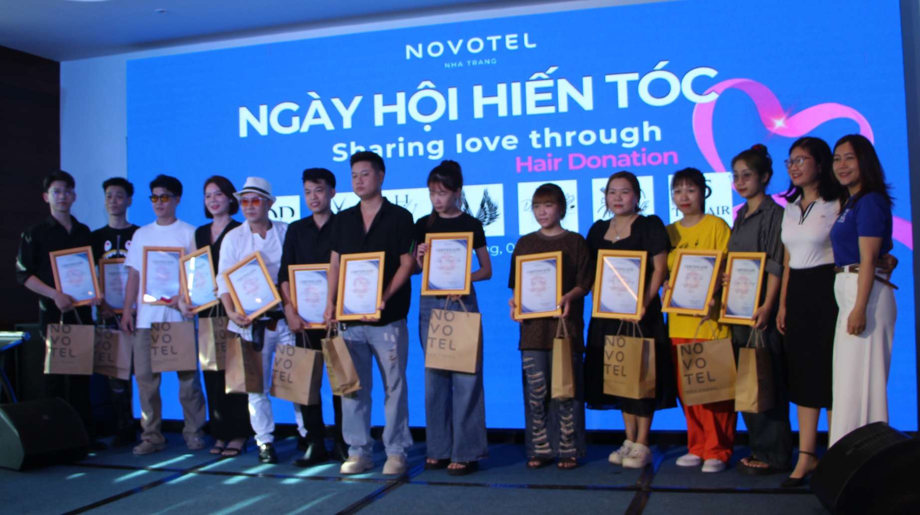 Đồng hành với những người hiến tóc là 24 thợ cắt tóc chuyên nghiệp đến từ các salon ở Khánh Hòa. Ảnh: Phương Linh
