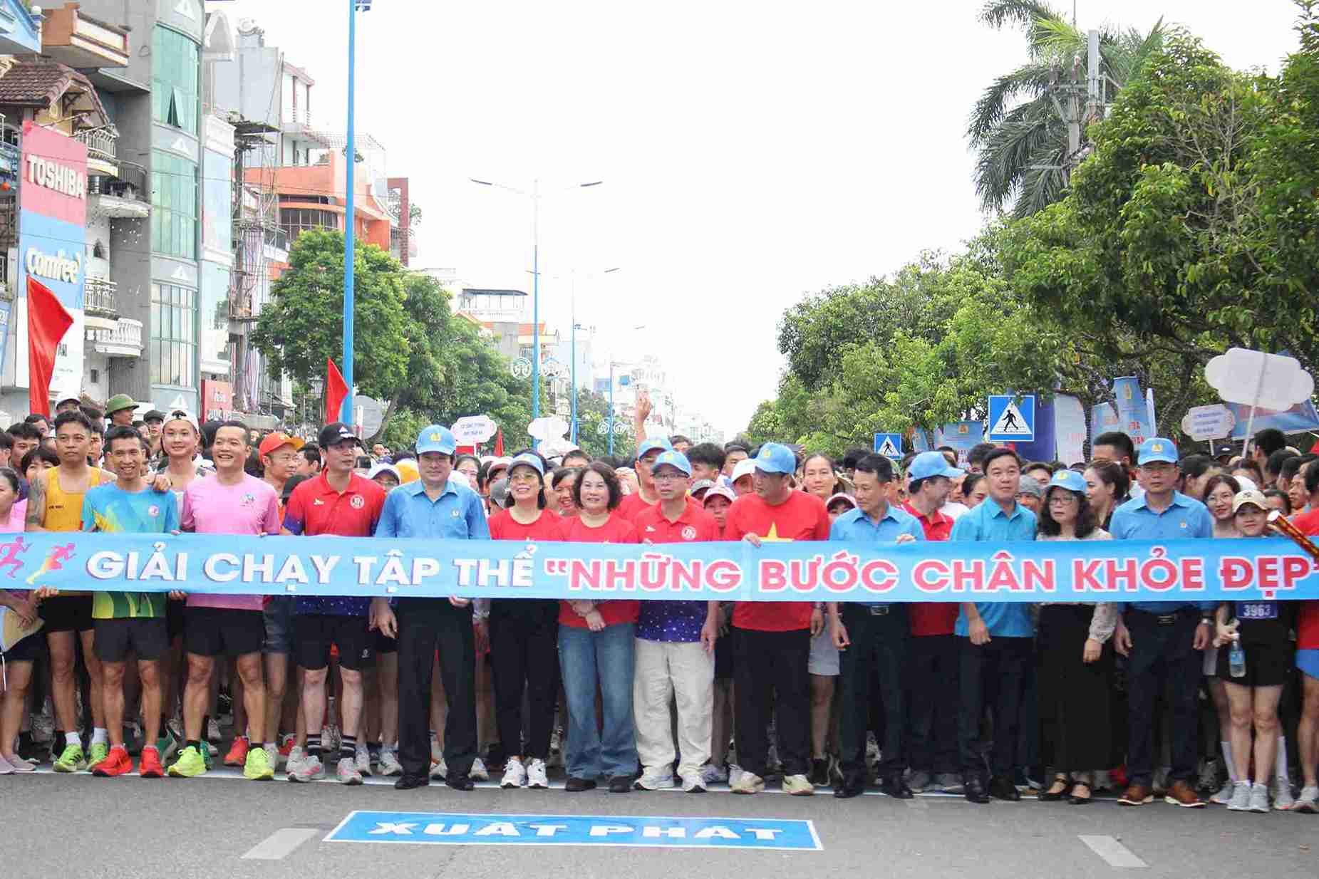The exciting atmosphere at the "Healthy and Beautiful Footsteps" Running Tournament 2026 contributes to uniting union members and workers in Hai Phong city. Photo: Mai Huong