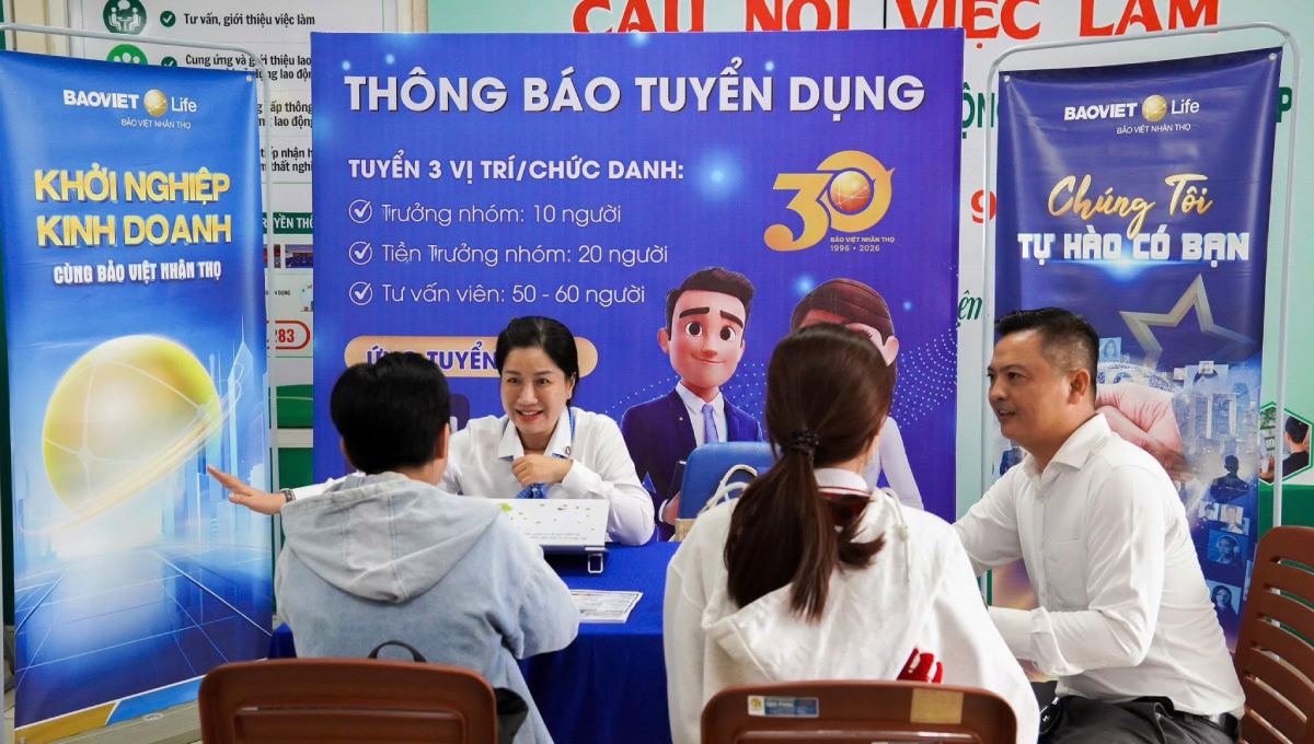 Workers expect the minimum wage to continue to be adjusted. Photo: Huong Nha