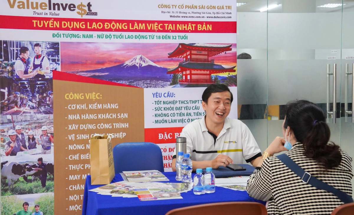 Người lao động được tư vấn việc làm, thông tin tuyển dụng. Ảnh: Hương Nha