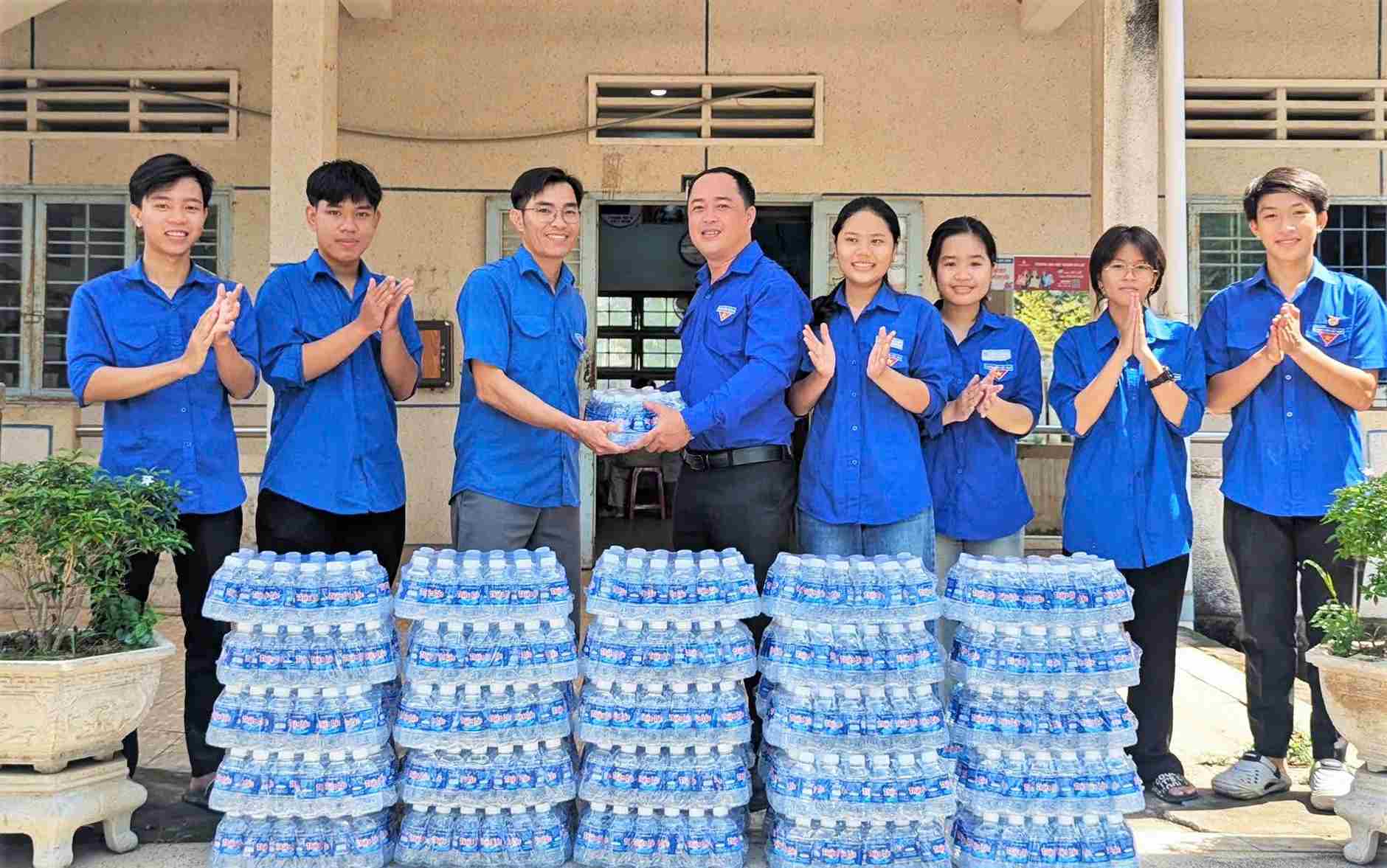 Youth in localities receive drinking water from sponsors to support candidates. Photo: Hoang Quan
