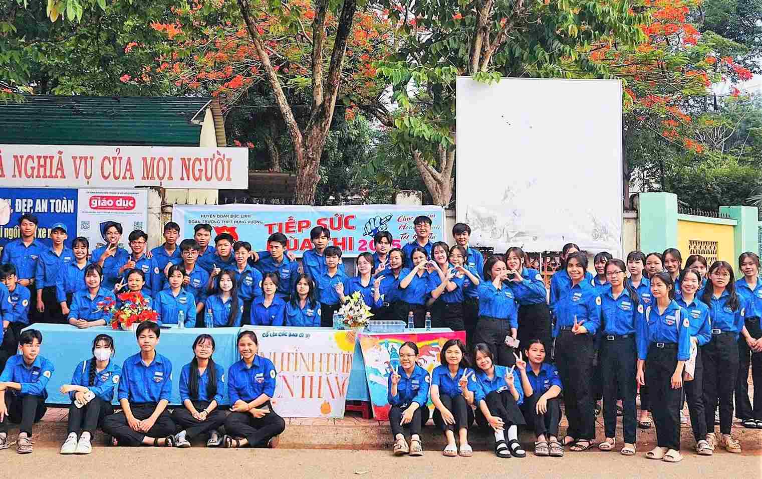 Các đối hình tình nguyên của tuổi trẻ Lâm Đồng sẵn sàng hỗ trợ thí sinh trong kỳ thi tốt nghiệp THPT năm 2026. Ảnh: Phúc Khánh