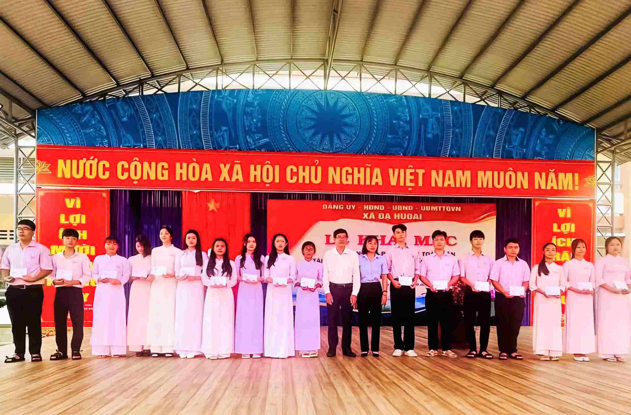 Xã Đạ Huoai (Lâm Đồng) trao tặng quà hỗ trợ thí sinh khó khăn