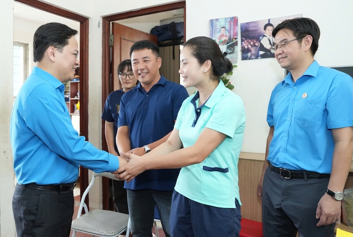 Mr. Nguyen Anh Tuan - Member of the Party Central Committee, Chairman of the Vietnam General Confederation of Labor and the working delegation visit and present gifts to the family of Ms. Le Thi Mai Loan, a worker at Canon Vietnam Co., Ltd. Photo: Huu Chanh