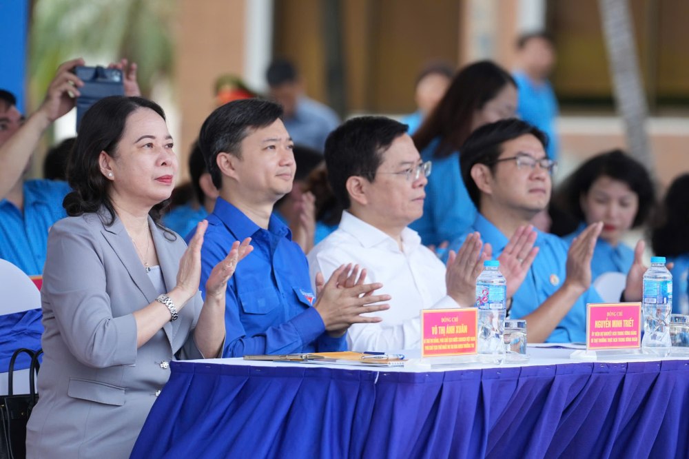 Member of the Party Central Committee, Chairman of the Vietnam General Confederation of Labor Nguyen Anh Tuan (3rd from right, row of seats) visits and directly gives gifts to miners of Vang Danh Coal Joint Stock Company working underground. Photo: Tran Ngoc Duy