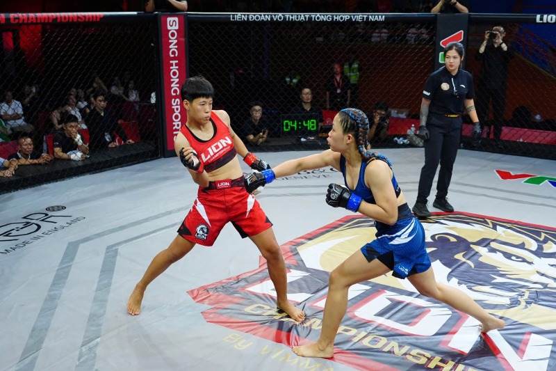 Ngọc Linh (xanh) giành chiến thắng bất ngờ. Ảnh: MMA VN