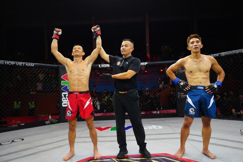 Trường Sinh (đỏ) đánh bại võ sĩ người Philippines. Ảnh: MMA VN