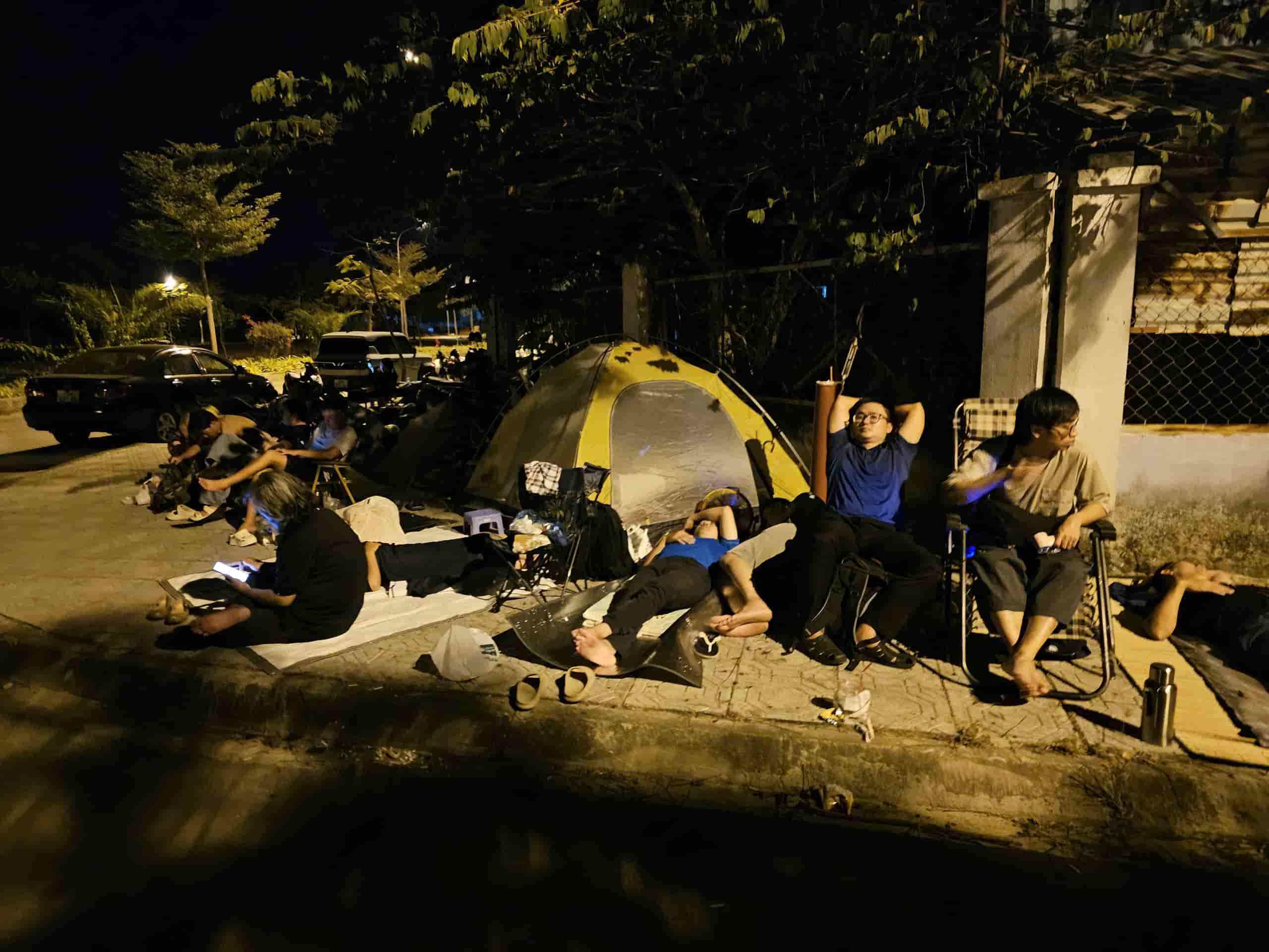 People line up overnight to buy social housing in Khanh Hoa. Photo: Huu Long