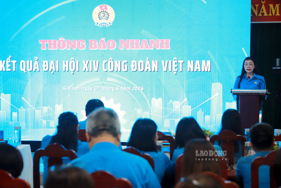 Bà Nguyễn Thị Thanh Thủy thông tin nhanh kết quả Đại hội XIV Công đoàn Việt Nam. Ảnh: Hoài Phương