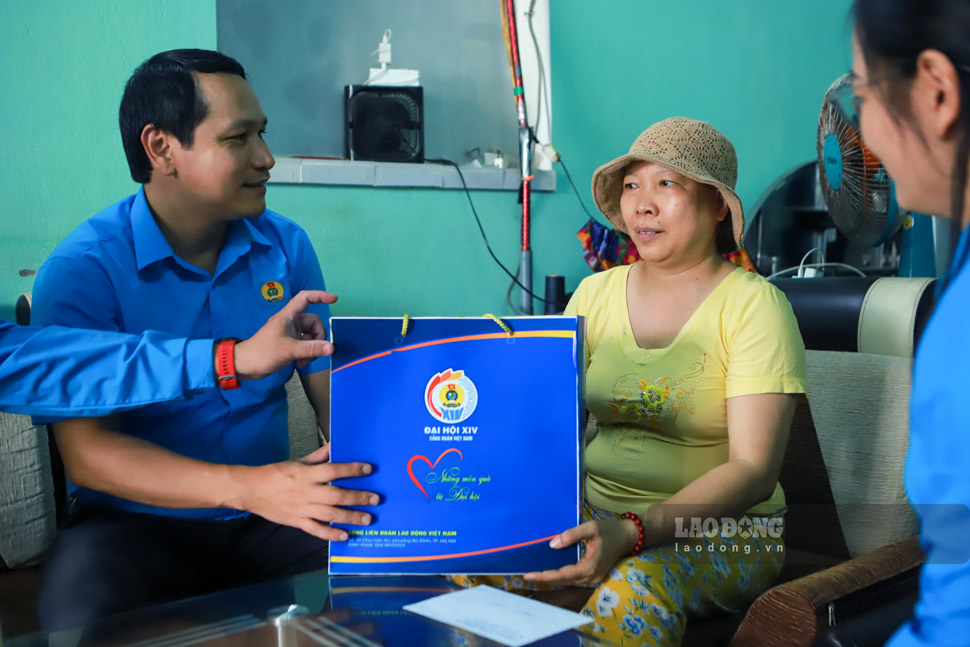 Ông Hà Duy Trung thăm hỏi bàNguyễn Thị Mỹ Lành (SN 1974, trú phường Quy Nhơn) - công nhân Công ty CP May Bình Định - đang mắc bệnh hiểm nghèo. Ảnh: Hoài Phương