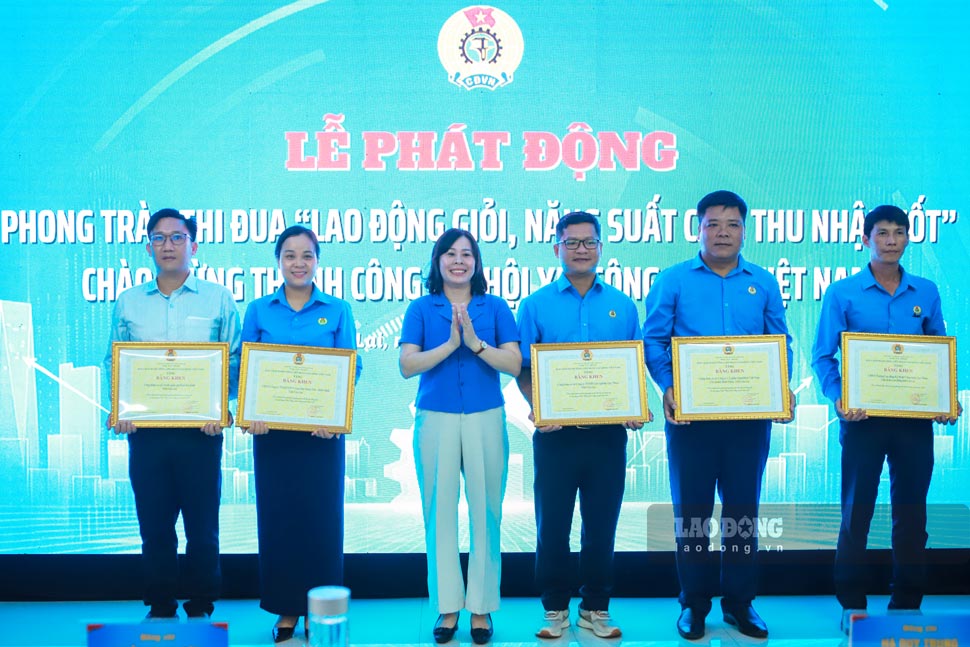 Bà Vũ Thị Thu - Phó Trưởng Ban Tuyên giáo và Dân vận Tỉnh ủy Gia Lai - trao tặng Bằng khen cho 5 tập thể có thành tích xuất sắc trong phong trào thi đua lao động giỏi và xây dựng tổ chức Công đoàn vững mạnh năm 2025. Ảnh: Hoài Phương