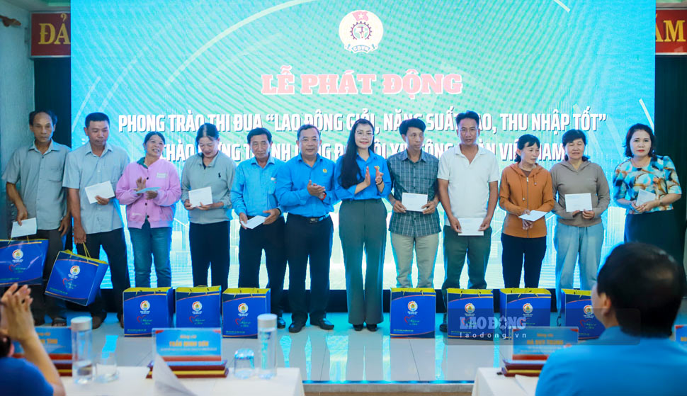 Công đoàn tỉnh trao quà cho các ĐV, NLĐ có hoàn cảnh khó khăn. Ảnh: Hoài Phương