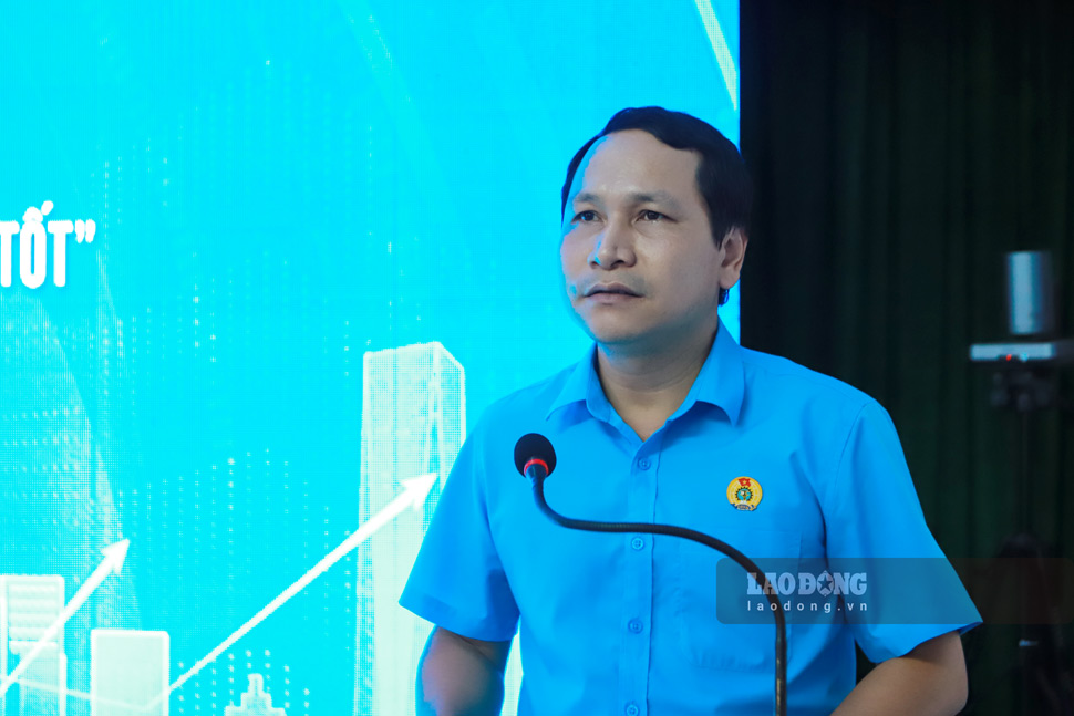 Chủ tịch LĐLĐ tỉnh Gia Lai Hà Duy Trung phát động hưởng ứng phong trào thi đua. Ảnh: Hoài Phương