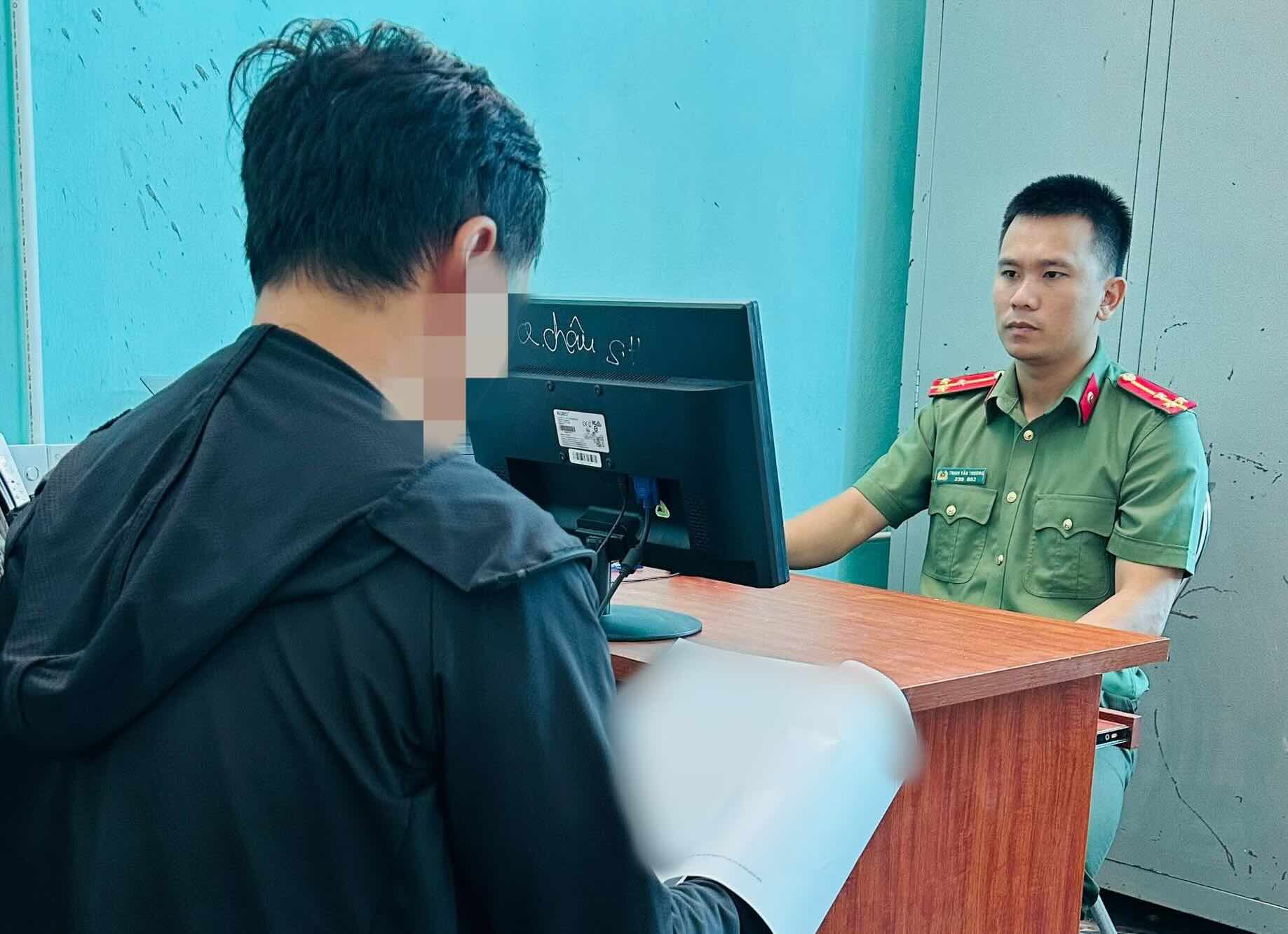 Cơ quan Công an xử lý trường hợp bình luận sai sự thật trên không gian mạng. Ảnh: Công an xã Hòa Trạch