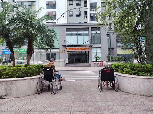 Many elderly people with high pensions are concerned about going to nursing homes. Photo: Xuyen Dong