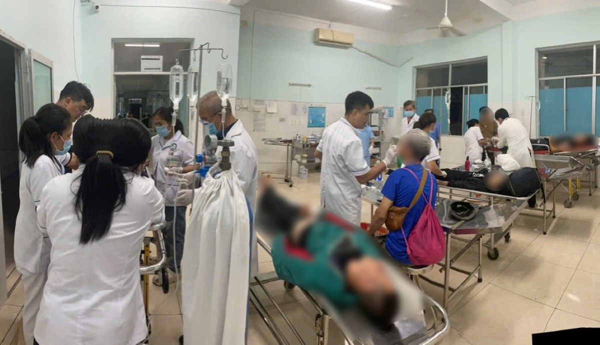Những người bị thương, bị xây xát nhẹ được đưa đến cơ sở y tế. Ảnh: Phạm Duy 