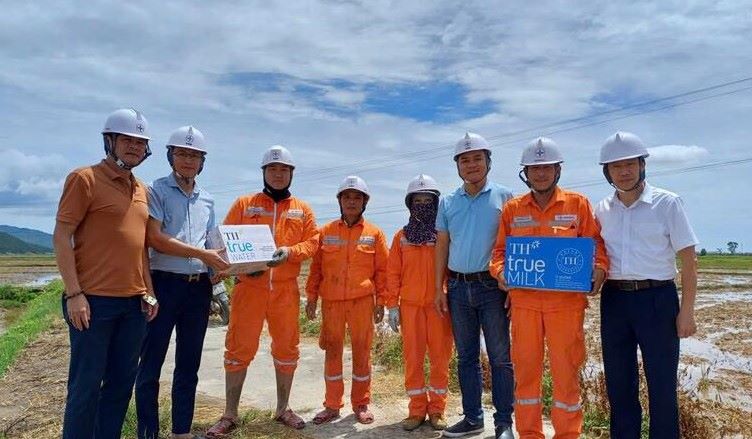 Ha Tinh Electricity Trade Union takes care of workers amidst peak heat. Photo: Cao Thao