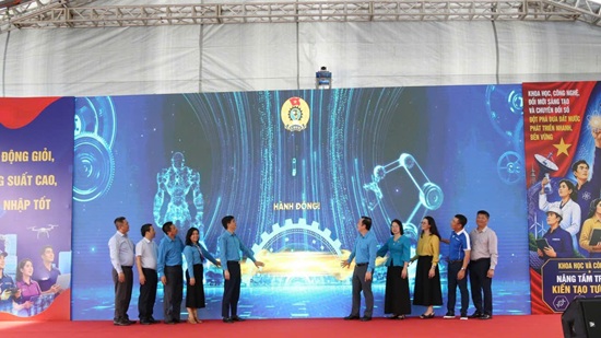 Nearly 80,000 workers have registered to learn AI skills: Trade unions promote job protection from the root. Photo: Minh Hanh