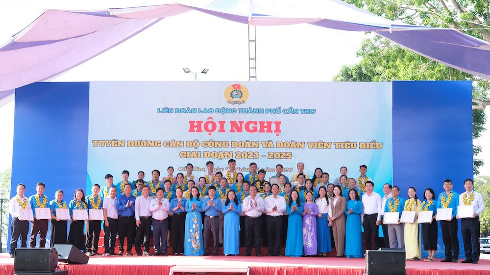 Chụp ảnh lưu niệm tại Lễ phát động phong trào thi đua “Lao động giỏi, năng suất cao, thu nhập tốt” giai đoạn 2026 - 2031, Chương trình Hội nghị tuyên dương cán bộ công đoàn và đoàn viên tiêu biểu giai đoạn 2023-2025. Ảnh: Phong Linh.