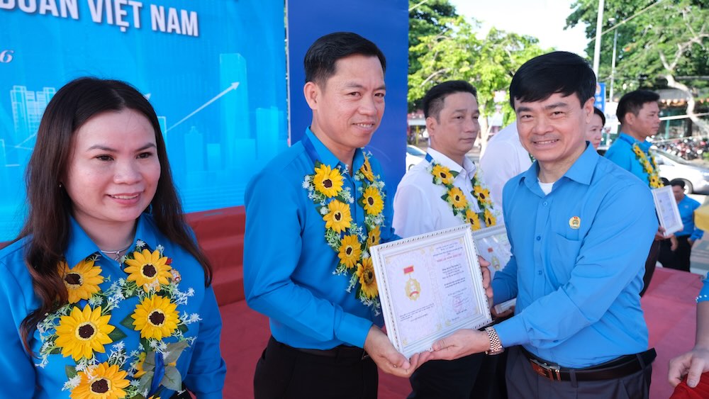Ông Lê Văn Nghĩa, Phó Chủ tịch Tổng LĐLĐ Việt Nam trao Bằng Lao động Sáng tạo tới nhóm tác giả, tác giả. Ảnh: Phong Linh.